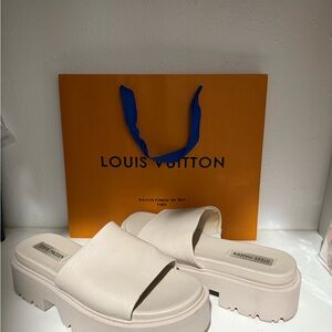 Steve Madden Off-White Platform Slide Clogs